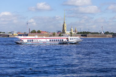 St Petersburg, Rusya, üzerinde 21 Ağustos 2016. Neva kıyıları karakteristik Panoraması. Peter ve Paul Fortress - şehir sembolleri
