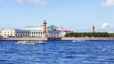 St Petersburg, Rusya, üzerinde 21 Ağustos 2016. Neva kıyıları karakteristik Panoraması. Tükürük Vasilyevsky Adası ve bina değişiminin bir şehir sembolleri