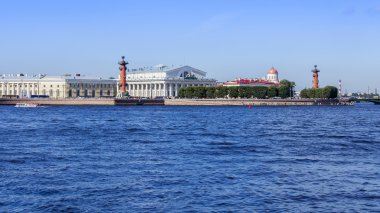 St Petersburg, Rusya, üzerinde 21 Ağustos 2016. Neva kıyıları karakteristik Panoraması. Tükürük Vasilyevsky Adası ve bina değişiminin bir şehir sembolleri