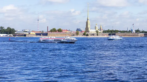 サンクトペテルブルク、ロシア、2016 年 8 月 21 日に。ネヴァ川の海岸の特徴的なパノラマ。ピーターおよびポールの要塞 - 市のシンボルの 1 つ — ストック写真