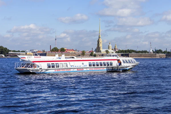St. Petersburg, Rusland, op 21 augustus 2016. Karakteristiek panorama van de kust van Neva. De Peter en Paul Fortress - een van de symbolen van de stad — Stockfoto
