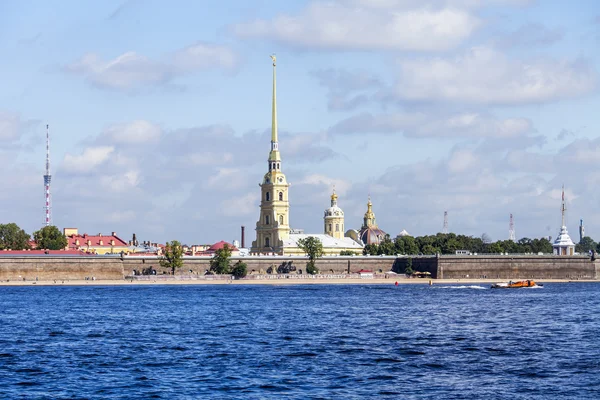 St. Petersburg, Ryssland, den 21 augusti 2016. Karakteristiska panorama över kusten av Neva. Peter och Paul Fortress - en av stadens symboler — Stockfoto