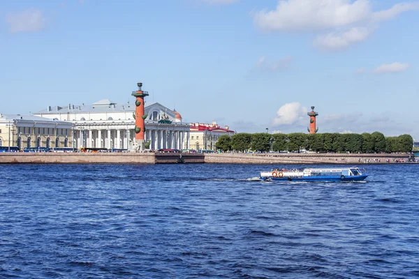 St. Petersburg, Rusland, op 21 augustus 2016. Karakteristiek panorama van de kust van Neva. Spit Vasilyevsky Island en bouw van de uitwisseling, een van de symbolen van de stad — Stockfoto