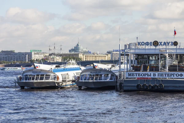 St. Petersburg, Rusland, op 21 augustus 2016. De rivier de Neva, de Walking schepen zijn afgemeerd aan de kust — Stockfoto