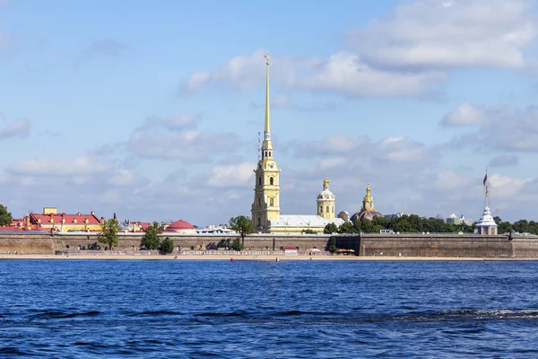ST. PETERSBURG, RUSSIA, on August 21, 2016. Characteristic panorama of the coast of Neva. The Peter and Paul Fortress - one of city symbols — Stock Photo, Image