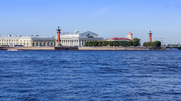 ST. PETERSBURG, RUSSIA, on August 21, 2016. Characteristic panorama of the coast of Neva. Spit of Vasilyevsky Island and building of the Exchange, one of city symbols — Stock Photo, Image