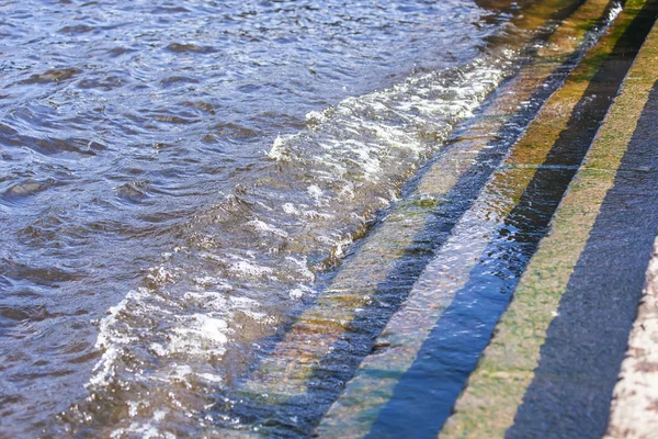 St. Petersburg, Rusko, 19 srpna 2016. Velká voda v městě. Palácového násep, kroky, které jsou vyplněny vodou — Stock fotografie