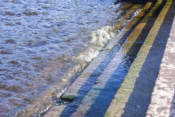 ST. PETERSBURG, RÚSSIA, em agosto 19, 2016. Água alta na cidade. Dvortsovaya Embankment, passos que se preenchem com a água — Fotografia de Stock