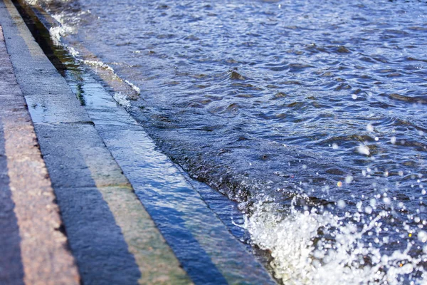 ST. PETERSBURG, RÚSSIA, em agosto 19, 2016. Água alta na cidade. Dvortsovaya Embankment, passos que se preenchem com a água — Fotografia de Stock