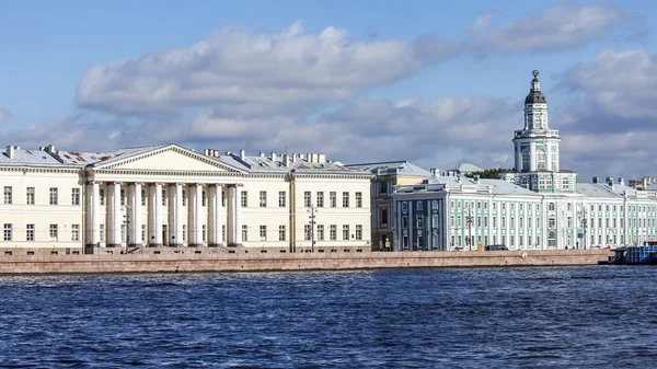 St. Petersburg, Ryssland, den 21 augusti 2016. Arkitektoniskt komplex av Neva invallningen. Byggnad av Kunstkamera — Stockfoto