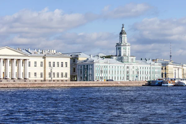 ST. PETERSBURG, RUSIA, 21 de agosto de 2016. Complejo arquitectónico de Neva Embankment. Edificio de Kunstkamera — Foto de Stock