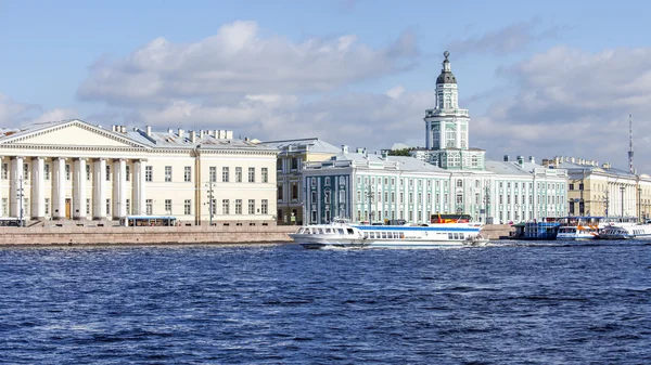 ST. PETERSBURG, RUSIA, 21 de agosto de 2016. Complejo arquitectónico de Neva Embankment. Edificio de Kunstkamera — Foto de Stock
