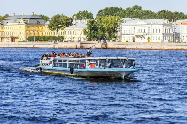 St Petersburg, Rusya, üzerinde 21 Ağustos 2016. Neva Embankment mimari kompleks