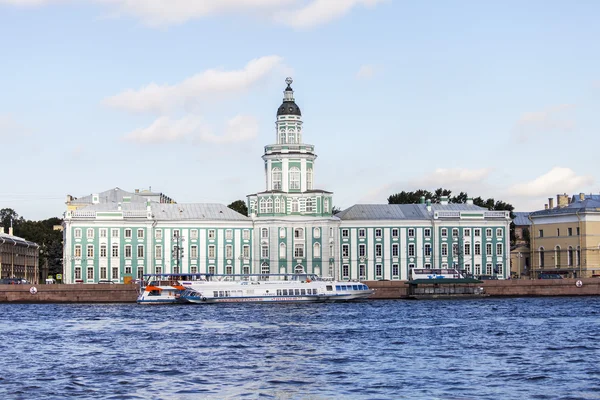 St. Petersburg, Ryssland, den 21 augusti 2016. Arkitektoniskt komplex av Neva invallningen. Byggnad av Kunstkamera — Stockfoto