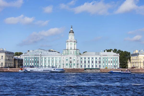 St. petersburg, russland, am 21. august 2016. architektonischer komplex des neva-damms. Bau einer Kunstkamera — Stockfoto