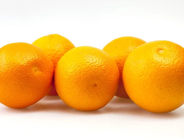 Oranges juteuses lumineuses sur une table — Photo