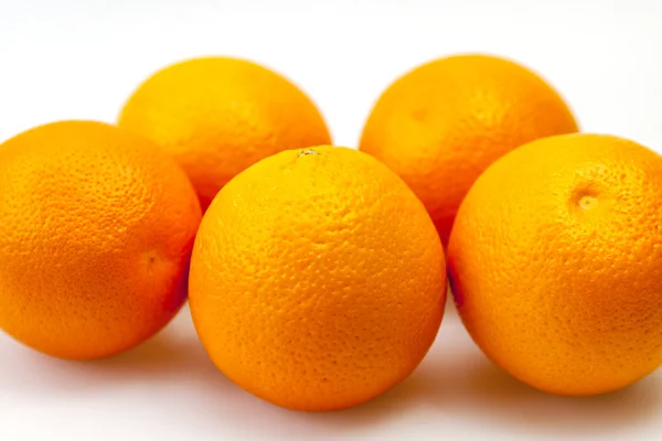 Oranges juteuses lumineuses sur une table — Photo