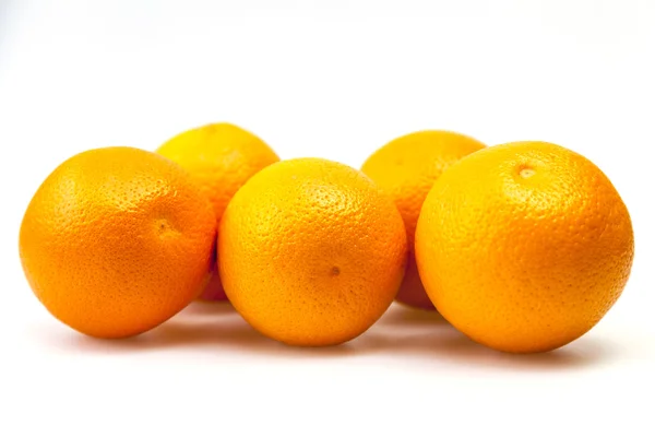 Leuchtende saftige Orangen auf einem Tisch — Stockfoto