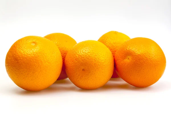 Leuchtende saftige Orangen auf einem Tisch — Stockfoto