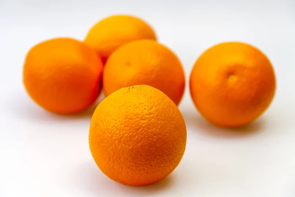Leuchtende saftige Orangen auf einem Tisch — Stockfoto