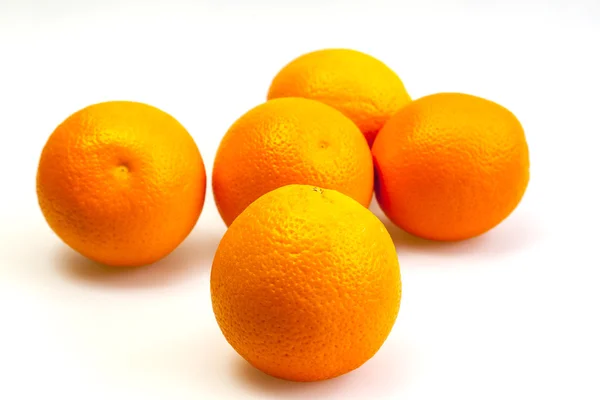 Oranges juteuses lumineuses sur une table — Photo