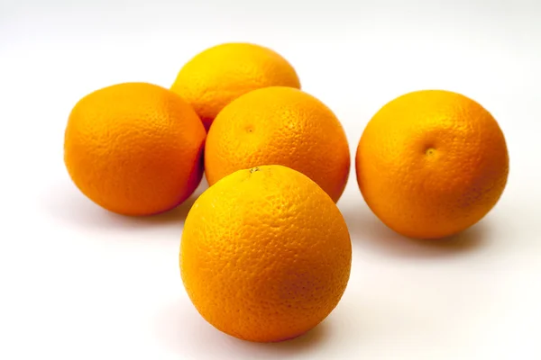 Oranges juteuses lumineuses sur une table — Photo