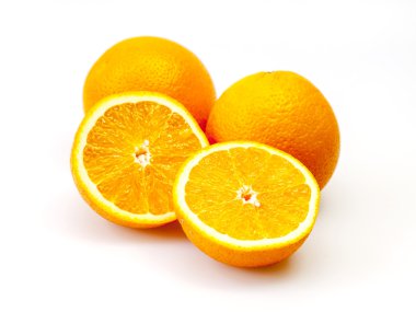 Bir tablo üzerinde parlak sulu portakal