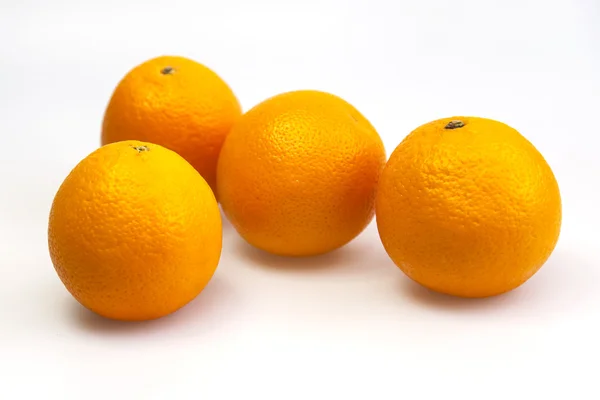 Jasne, soczyste pomarańcze na stole — Zdjęcie stockowe