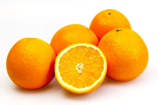 Φωτεινό ζουμερά πορτοκάλια σε έναν πίνακα — Φωτογραφία Αρχείου