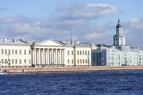ST. PETERSBURG, RUSSIA, on August 21, 2016. Architectural complex of Neva Embankment — Stock Photo, Image