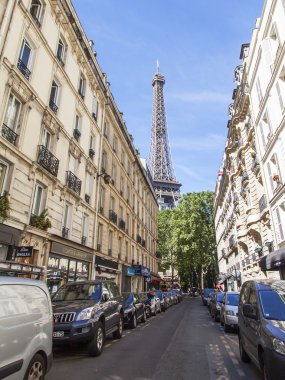 9 Temmuz 2016 üzerinde Paris, Fransa. Tipik şehir tarihi ile sokak bina. Eyfel Kulesi'ne mesafe