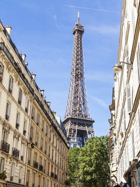 Paris, Frankrike, 9 juli 2016. Den typiska stadsgata med historiska byggnad. Eiffeltornet i fjärran — Stockfoto