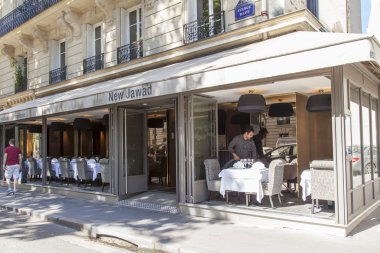 Paris, Fransa, üzerinde 10 Temmuz 2016. Sabah Paris Caddesi üzerinde tipik Cafe.