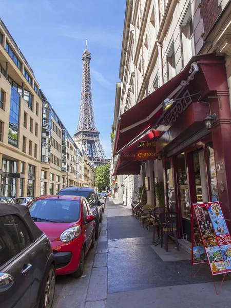 PARÍS, FRANCIA, 9 de julio de 2016. La típica calle de la ciudad con edificio histórico. Torre Eiffel en la distancia —  Fotos de Stock