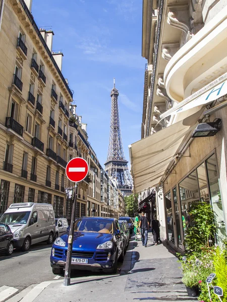 Parijs, Frankrijk, op 9 juli 2016. De typische stad straat met historische gebouw. Eiffeltoren in de verte — Stockfoto
