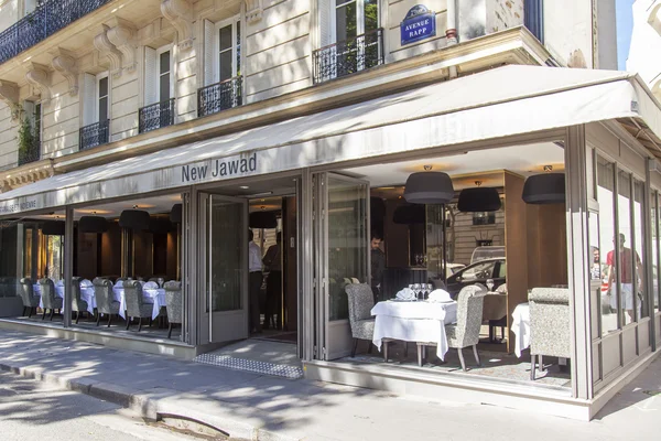 파리, 프랑스에 7 월 10 일, 2016. 아침에 파리 거리에 전형적인 카페. — 스톡 사진