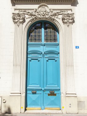 Paris, Fransa, üzerinde 10 Temmuz 2016. Tipik şehir mimarisi. Bina cephe parçası, giriş kapısı