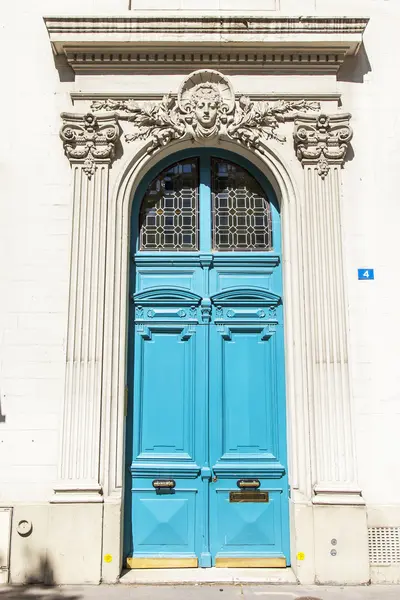 París, Francia, el 10 de julio de 2016. Arquitectura típica de la ciudad. Fragmento de fachada del edificio, puerta de entrada — Foto de Stock