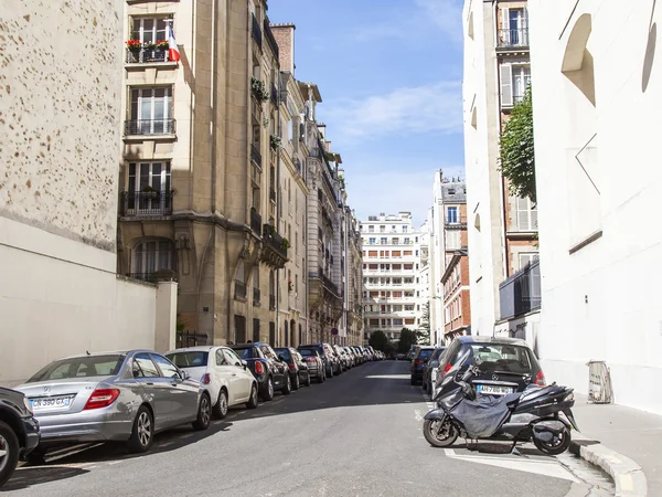 PARIGI, FRANCIA, il 9 LUGLIO 2016. La tipica strada cittadina con edificio storico . — Foto Stock