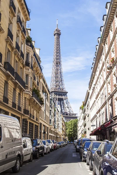 Париж, Франция, 9 июля 2016 г. Типичная улица с историческим зданием. Эйфелева башня вдалеке — стоковое фото