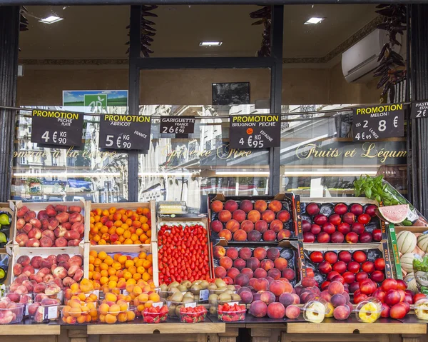 NICE, FRANÇA, em 8 de janeiro de 2017. Várias frutas e legumes estão à venda no mercado Cours Saleya, um dos mercados mais conhecidos da riviera francesa — Fotografia de Stock