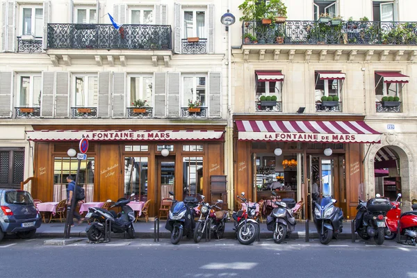 PARIS, FRANÇA, em 9 de julho de 2016. A típica rua da cidade com edifício histórico . — Fotografia de Stock