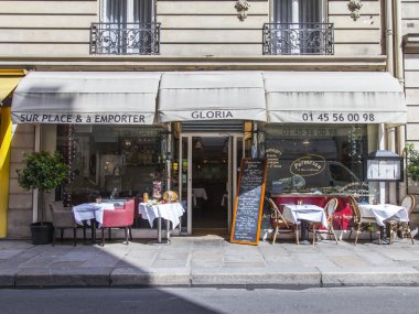Paris, Fransa, üzerinde 27 Ekim 2017. Tipik café Paris Caddesi üzerinde küçük tablolar ziyaret edenler sabah bekliyoruz.. 
