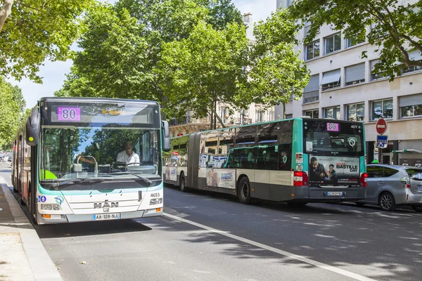 Paryż, Francja, zm. 8 lipca 2016. Autobus kursuje na ulicy miasta — Zdjęcie stockowe