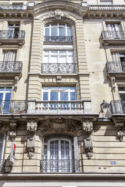 Paris, Frankrike, den 10 juli 2016. Typiska staden arkitektur. Byggnadens fasad fragment, — Stockfoto