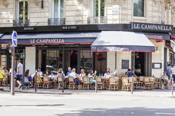 Paris, Frankreich, am 10. Juli 2016. Typisches Café auf der Pariser Straße am Morgen. — Stockfoto
