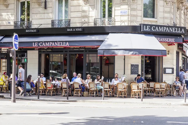 Paris, Fransa, üzerinde 10 Temmuz 2016. Sabah Paris Caddesi üzerinde tipik Cafe.