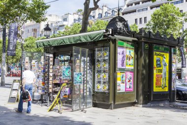Paris, Fransa, üzerinde 10 Temmuz 2016. Tipik kentsel görünümü. Basın satış standı