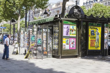 Paris, Fransa, üzerinde 10 Temmuz 2016. Tipik kentsel görünümü. Basın satış standı