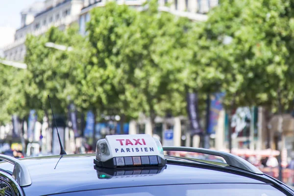Paříž, Francie, 9 červenec, 2016. Pařížské taxi na pozadí typické městské architektury — Stock fotografie